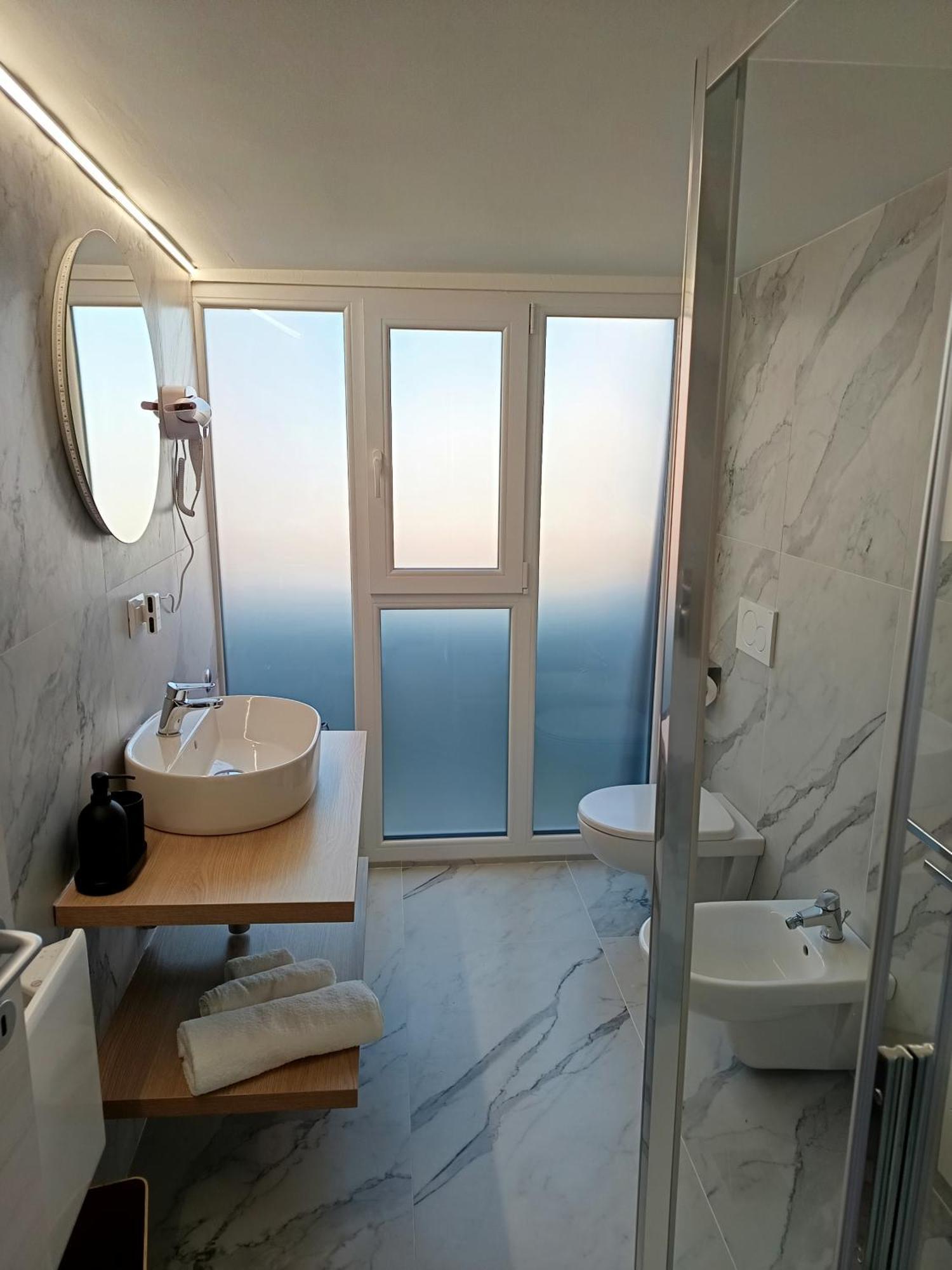 Sky View With Swimming Pool, Ac, Wifi, M2 Bed and breakfast Milán